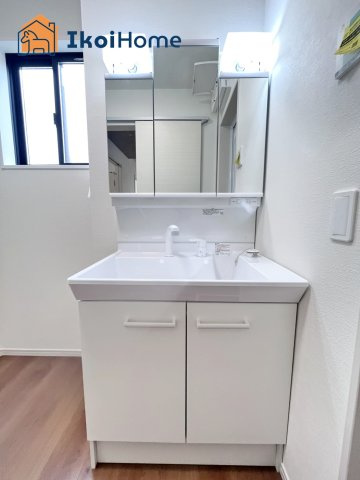 明石市魚住町西岡10期2号棟　新築戸建の洗面所|【ホームページに現地動画掲載中】●年中無休：当日予約可●洗面台はお化粧をする時に便利な３面鏡。