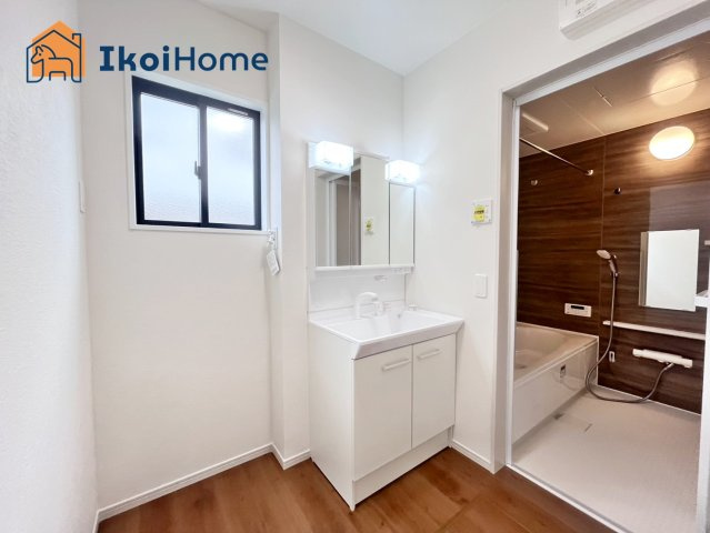 明石市魚住町西岡10期2号棟　新築戸建の洗面所|【ホームページに現地動画掲載中】●年中無休：当日予約可●お化粧をする時に便利な３面鏡。