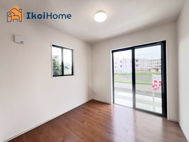 明石市魚住町西岡10期2号棟　新築戸建の寝室|【ホームページに現地動画掲載中】●年中無休：当日予約可●バルコニーに面した明るいお部屋です♪