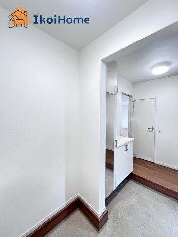 明石市魚住町西岡10期2号棟　新築戸建の玄関|【ホームページに現地動画掲載中】●年中無休：当日予約可●お出かけに使う道具を収納できるスペースあり