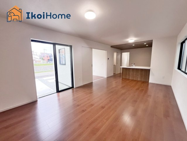 明石市魚住町西岡10期2号棟　新築戸建の居間・リビング|【ホームページに現地動画掲載中】●年中無休：当日予約可●家具・家電は住宅ローンに組込み可能！