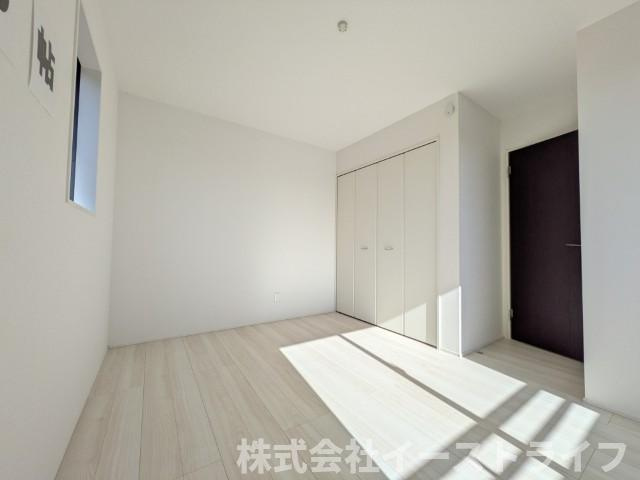 【新築戸建】　いわき市泉町下川3期5棟のトイレ|同社施工写真　シンプルながらも落ち着くデザインです。洗浄機付き温水便座で機能性もばっちりです