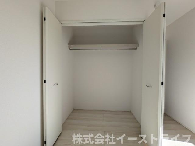 【新築戸建】　いわき市泉町下川3期5棟の収納|4号棟写真　各居室にクローゼットが完備されているので、収納家具などの購入費用を抑えることが出来ます！