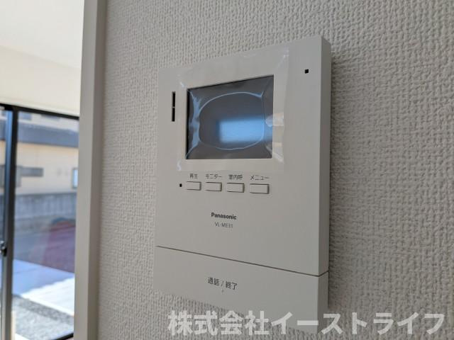 【新築戸建】　いわき市泉町下川3期5棟の防犯設備|4号棟写真　玄関のドアを開けることなく来客の顔や声を確認できるため、トラブルの防止につながります