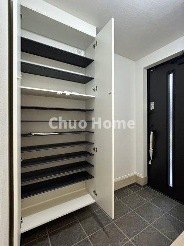 葛飾区柴又3丁目新築分譲住宅の玄関|【玄関】玄関には大型のシューズクローゼットを設置しておりますのでいつでもスッキリりとした空間を保てます。玄関周りを清潔に使うのはとても大事なことですよね。