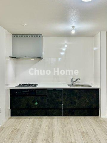 葛飾区柴又3丁目新築分譲住宅のキッチン|ワイドで収納豊富なシステムキッチン