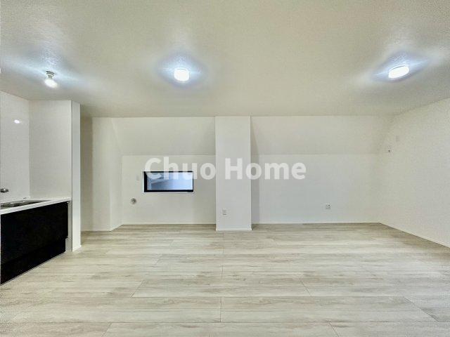 葛飾区柴又3丁目新築分譲住宅のキッチン|視界に広がりを生むオープンなキッチン。料理や片付けをしながら、家族との会話を楽しんだり、リビングで遊ぶ子どもを見守れます。ご見学時には家具の配置などもイメージしながらぜひご覧になって見て下さい。