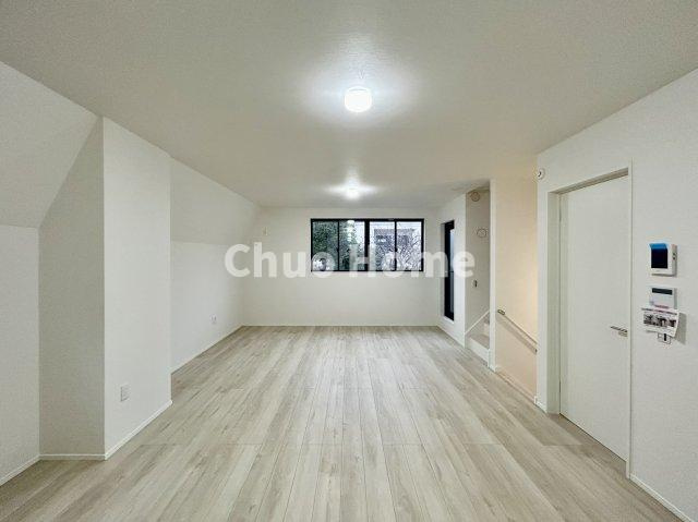 葛飾区柴又3丁目新築分譲住宅の居間・リビング|【リビングダイニング】一日の中で多くの時間を過すことになるリビングダイニングだからこそ、いつも穏やかな空間であることが必然。爽やかな通風と採光を存分に感じる事が出来る空間です。