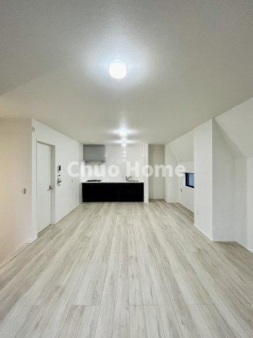 葛飾区柴又3丁目新築分譲住宅のダイニング|【ダイニング】忙しい朝でも、しっかり家族が揃って食事をして頂けるゆとりある大きさのダイニングスペース。奥様が作る手料理をカウンター越しに受けとって頂き、テーブルで囲む素敵な時間を存分に愉しんで下さい。