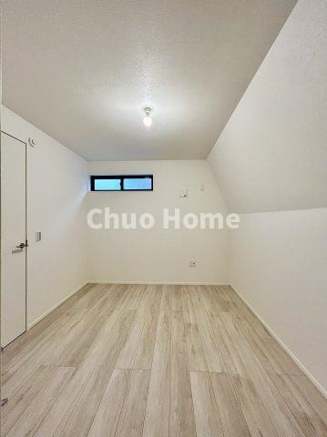 葛飾区柴又3丁目新築分譲住宅の寝室|【寝室】心と体をゆったりと安らげる主寝室。寝室のゆとりが大きい分だけ、暮らしの安らぎは深まります。一日の疲れを癒すだけでなく、ご夫婦の親密な語らいを紡ぎ出します