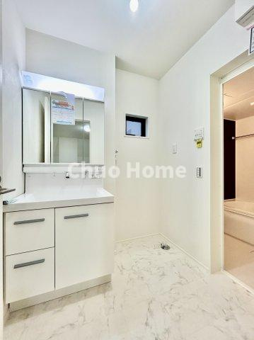 葛飾区柴又3丁目新築分譲住宅のランドリースペース|【ランドリースペース】担当者がスケールを持ち歩いておりますので、ご見学時には現在お使いの洗濯機などがきちんと収まるかなどもチェックして下さい。見学前に測っておくと非常に便利だと思います。