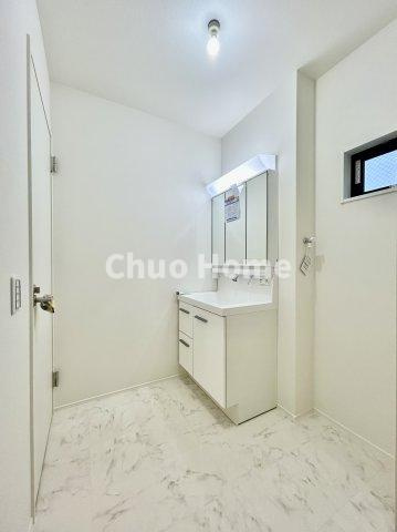 葛飾区柴又3丁目新築分譲住宅の脱衣所|【洗面所】明るい洗面所は朝をすっきりさせてくれる空間です。バタバタしている忙しい朝でも収納が多い洗面台では短い時間で効率良く支度ができます。