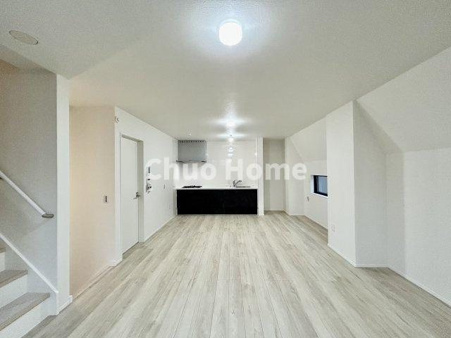 葛飾区柴又3丁目新築分譲住宅の居間・リビング|【居間・リビング】「ＬＤＫは家族団らんをデザイン」広いＬＤＫでは家族が集まり一緒の時間を過ごせる工夫がされております。何気ない一日の当たり前のひとコマがいつか一生の宝物になります