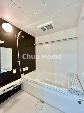 葛飾区柴又3丁目新築分譲住宅の浴室|【バスルーム】暖房換気乾燥機付きシステムバスルーム。暖房・冷風・換気・乾燥など、毎日を快適に過ごせるうれしい機能が揃っています。雨の日の洗濯物も安心です。