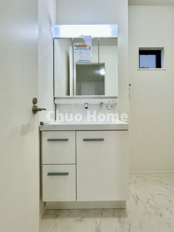 葛飾区柴又3丁目新築分譲住宅の独立洗面台|【洗面化粧台】洗面化粧台には三面鏡を採用。身だしなみを整えやすい事はもちろんですが、鏡の後ろに収納スペースを設ける事により、散らかりやすい洗面スペースをすっきりさせる事が出来るのも嬉しいですね
