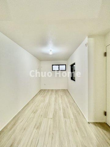 葛飾区柴又3丁目新築分譲住宅の洋室|【洋室】快適に過ごす条件は、一人ひとり違います。だからこそ飾り過ぎないシンプルな内装と偏り過ぎないデザインで統一しております。居住していく中でオーナー様だけの【マイホーム】に創り上げて下さい