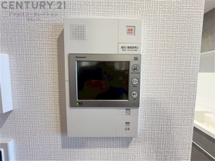 訪問者が来たときにテレビ画面で確認できるため、安心してドアを開けられます。録画機能があるものもあり、留守中に来訪者を記録しておくことができます。利便性が高く、セキュリティ面でも安心です。