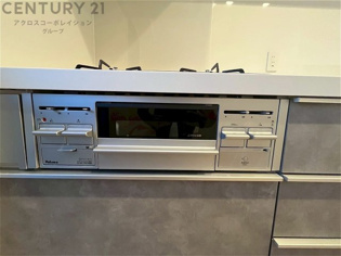 多数の調理器具を同時に使用でき、料理の効率化が可能。省エネで節約になり、様々な料理スタイルに適応できます。また、火力調整が独立しており、手入れや掃除もしやすく、今よりもっとお料理が楽しくなるかも。