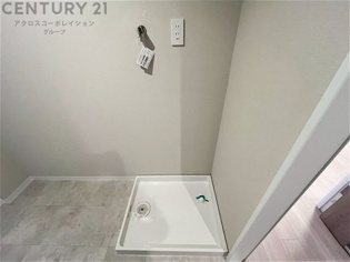 洗濯物の仕分け作業がしやすく、整理整頓が容易になります。洗濯音や湿気を他の部屋に持ち込まず、生活環境を快適に保ちます。上部を活用すれば収納スペースを確保でき洗剤や洗濯用品の整理もしやすくなります。