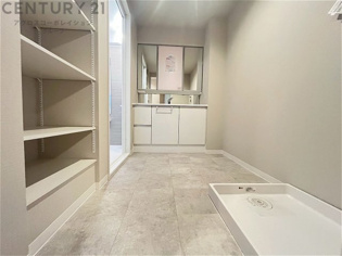 衣服の収納や脱ぎ着や整理整頓がしやすく、湿った衣類を乾燥させるスペースがありカビや臭いの発生を防ぎます。床の汚れを他の部屋に持ち込まず清潔を保つことができます。また快適な入浴環境の整備にも役立ちます。