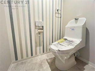 温水洗浄便座付トイレは温水洗浄機能により、暖かい水でおしりを洗浄することができ、冷たい水を使う従来の便座に比べ、温水洗浄機能で暖かいトイレを提供し、快適な使用を可能にします。