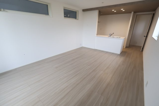 【居間・リビング】 | 《仲介手数料無料》北区日進町２丁目1288-2(1号棟)新築一戸建てメルディア | 撮影日 2025年10月13日 14:30 曇り