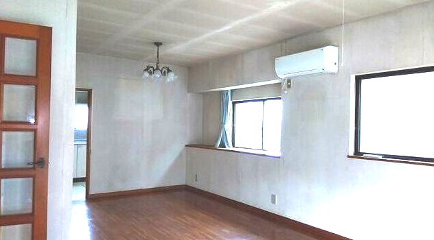 茂原市北塚　中古戸建の居間・リビング|スーパーベイシア徒歩約6分 ４LDK  都市ガス 　数年前に外壁塗装済み