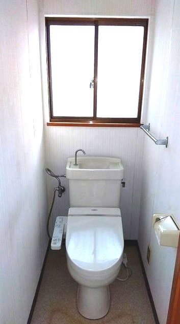 茂原市北塚　中古戸建のトイレ|スーパーベイシア徒歩約6分 ４LDK  都市ガス 　数年前に外壁塗装済み