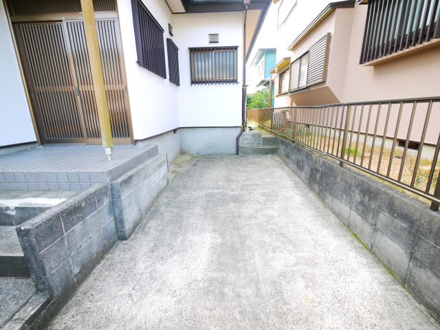 茂原市北塚　中古戸建の駐車場|スーパーベイシア徒歩約6分 ４LDK  都市ガス 　数年前に外壁塗装済み