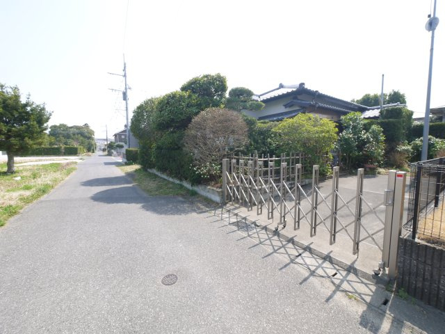 茂原市小林　平家中古戸建の前面道路含む現地写真|敷地約196坪　6SDK平家　閑静な田園地帯和風庭園の平家 駐車2台可 スーパーせんどう約1km