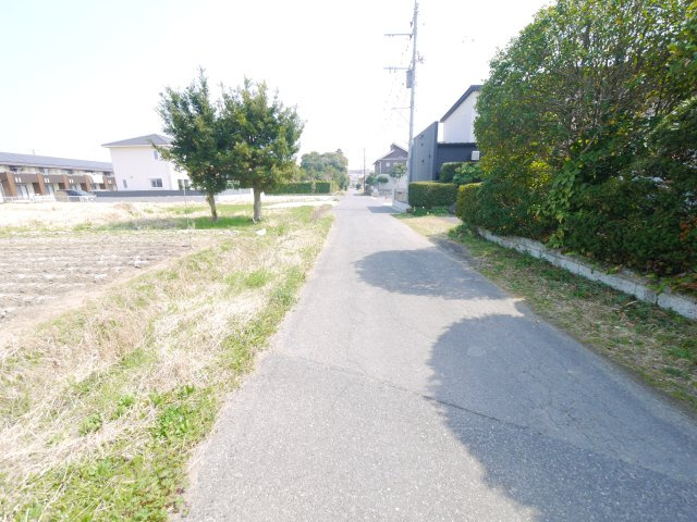 茂原市小林　平家中古戸建の前面道路含む現地写真|敷地約196坪　6SDK平家　閑静な田園地帯和風庭園の平家 駐車2台可 スーパーせんどう約1km