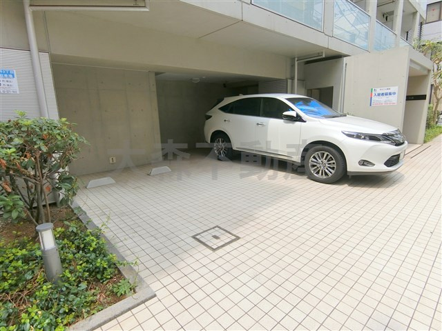 レジデンス大森の駐車場|敷地内平置き駐車場　空き状況等詳細はお問合せ下さい。