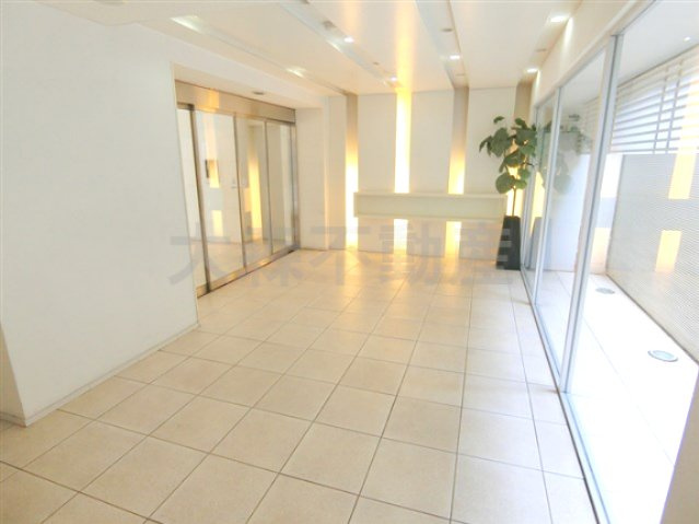 レジデンス大森のエントランス|防犯カメラTVモニター付オートロック宅配BOXメールBOX管理人室　エントランス