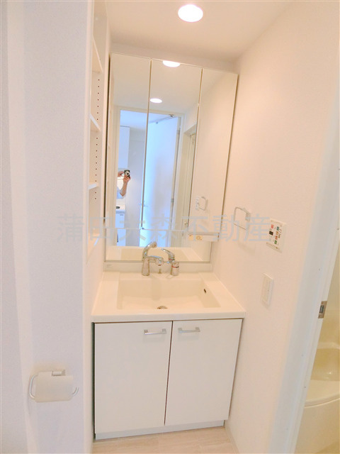 レジデンス大森の洗面所|洗面脱衣所　3面鏡の独立洗面台　