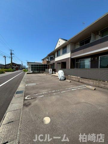柏崎市宝町のアパートの駐車場