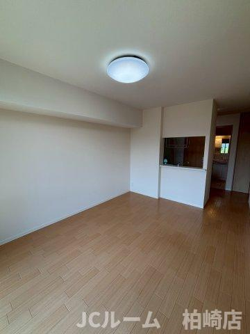 柏崎市宝町のアパートの居間・リビング