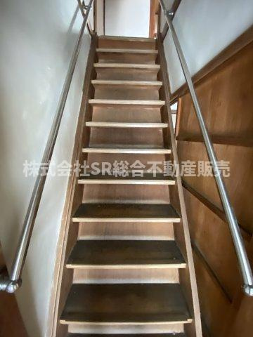 旭町中古テラスハウスのその他|階段にも手すりがあり上り下りの負担軽減。