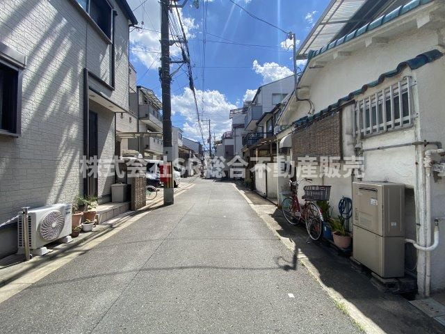 旭町中古テラスハウスの前面道路含む現地写真|前面道路を含む現地のお写真