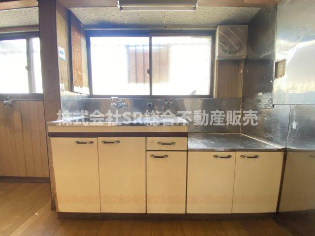 旭町中古テラスハウスのキッチン|キッチンに大きな窓があります！
