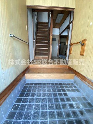旭町中古テラスハウスの玄関|玄関には手すりもあるので安心です！