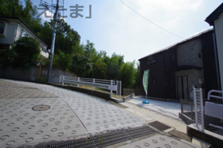 【前面道路含む現地写真】