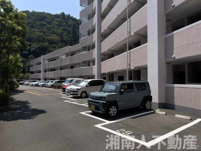 藤和ガーデンハウス葉山の駐車場|カースペースがあります