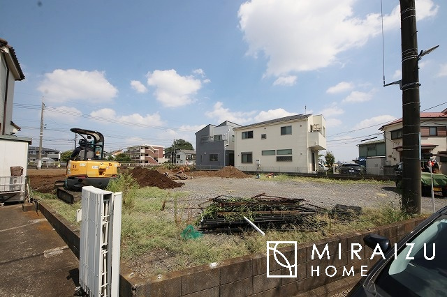 【前面道路含む現地写真】 | シンプルかつ見た目の良いきれいな物件です。永く住むからこそ飽きのこないデザインになっています♪
