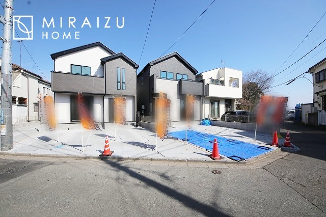 【外観】 | 青く澄み渡った綺麗な空と、陽の光をたっぷりと受ける、そんな新築住宅で新生活をスタートしてみませんか？見学・ご相談等、ミライズホーム(株)までお気軽にご連絡下さい。