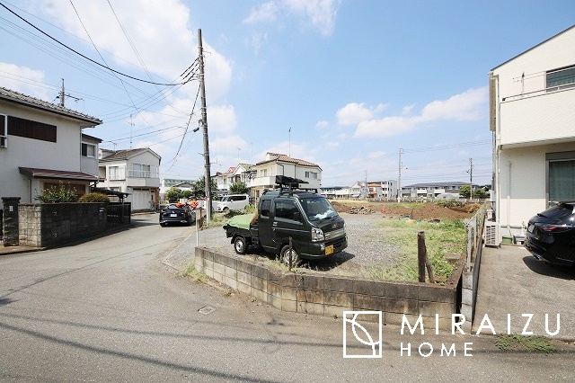 【外観】 | 青く澄み渡った綺麗な空と、陽の光をたっぷりと受ける、そんな新築住宅で新生活をスタートしてみませんか？見学・ご相談等、ミライズホーム(株)までお気軽にご連絡下さい。