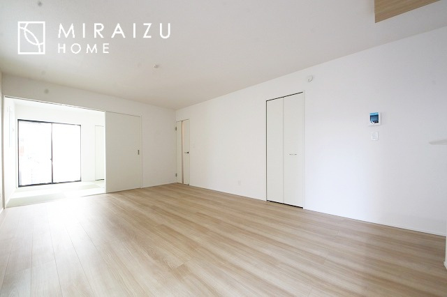 【居間・リビング】 | 窓が多いと温かな太陽の光と心地いい風が室内へと入ります。家族が集まるリビングは明るく過ごしやすいつくりです。窓が多いお家は住みやすい証です。