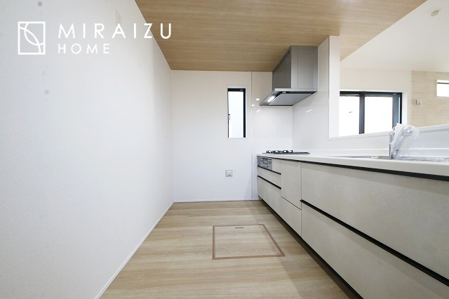 【外観】 | 青く澄み渡った綺麗な空と、陽の光をたっぷりと受ける、そんな新築住宅で新生活をスタートしてみませんか？見学・ご相談等、ミライズホーム(株)までお気軽にご連絡下さい♪
