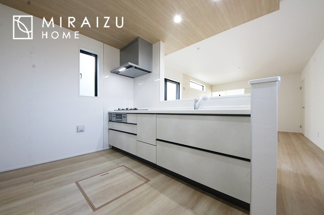 【前面道路含む現地写真】 | 贅沢な暮らしにぴったり設備が魅力♪家事導線の良い水回りで毎日綺麗家事もラクラク♪早朝、夜間問わず現地見学＆周辺環境ご案内致します♪
