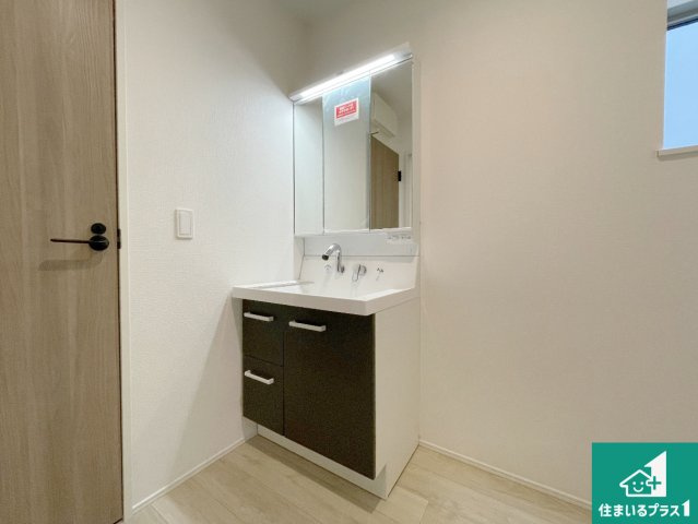 高槻市唐崎中　第1期・第2期　新築一戸建ての独立洗面台|清潔感のある洗面台です。フラットな鏡は掃除がしやすく毎日清潔！鏡裏には収納があるのでスッキリとした洗面台が保てます。