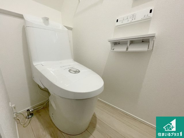 高槻市唐崎中　第1期・第2期　新築一戸建てのトイレ|1・2階の2ヶ所にあるので、朝の忙しい時間の順番待ちもなく、深夜の利用にも大変便利です。